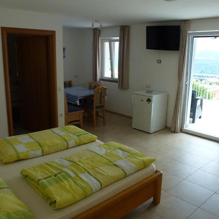 Villa Zum Schwarzen Kus Caldaro Esterno foto